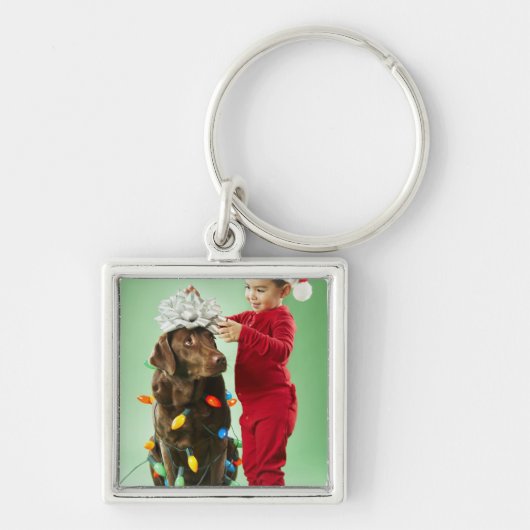 Jonge jongen die kerstverlichting rond een hond wi sleutelhanger (Voorkant)