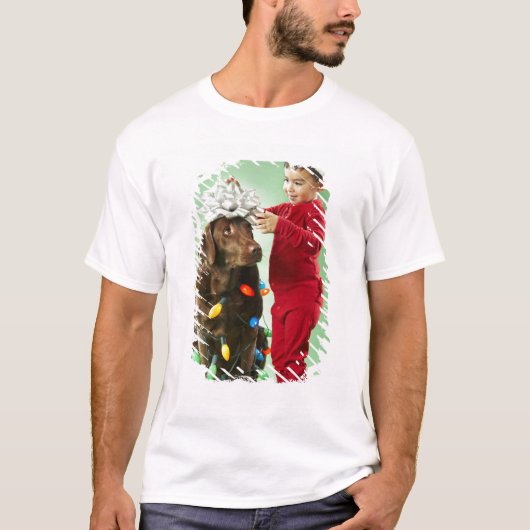 Jonge jongen die kerstverlichting rond een hond wi t-shirt (Voorkant)