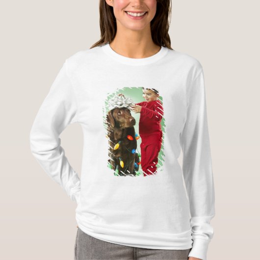 Jonge jongen die kerstverlichting rond een hond wi t-shirt (Voorkant)