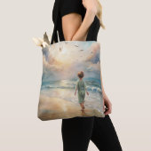 Jonge jongen op het strand tote bag (Dichtbij)