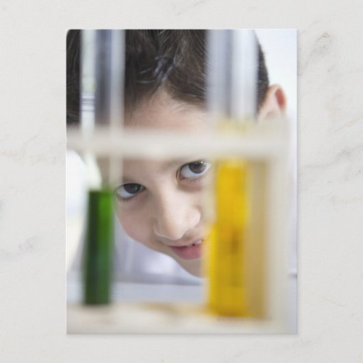 Jonge jongen uit de chemiewetenschappen, kijkend briefkaart (Voorkant)