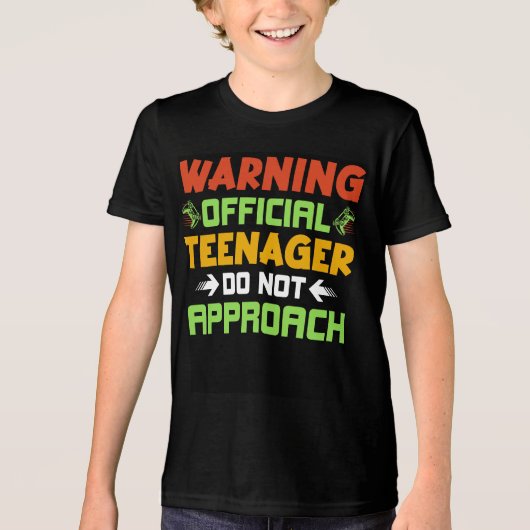 Jonge jongen zwart T-shirt met 13e jaartekst. (Voorkant)
