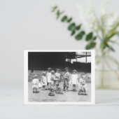 Jonge jongens en meisjes op het veld Baseball Briefkaart (Staand voorkant)