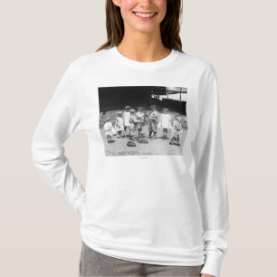 Jonge jongens en meisjes op het veld Baseball T-shirt