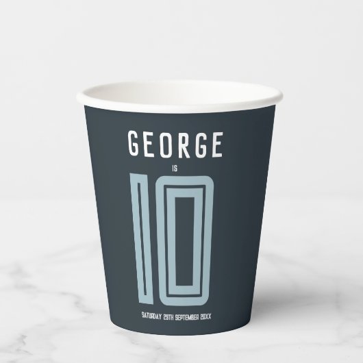 Jonge jongens Modern Blue Sportkinderen Birthday Papieren Bekers (Voorkant)