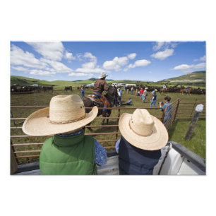 Jonge jongens nemen deel aan de Hughes Ranch in 20 Foto Afdruk