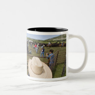 Jonge jongens nemen deel aan de Hughes Ranch in 20 Tweekleurige Koffiemok