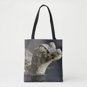 Jonge kayman in water met reflectie tote bag
