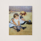 Jonge kinderen die op de strand spelen (Mary Cassa Legpuzzel (Verticaal)