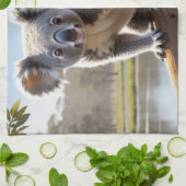 Jonge Koala bij een meer Theedoek (Gevouwen)