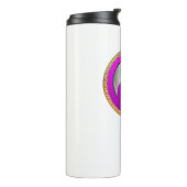 Jonge koppel roze silhouet die elkaar zoenen thermosbeker (Gedraaid links)