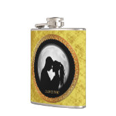 Jonge koppel zwarte silhouet die elkaar kussen heupfles (Links)