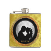 Jonge koppel zwarte silhouet die elkaar kussen heupfles (Voorkant)