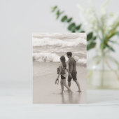Jonge koppels die op het strand lopen briefkaart (Staand voorkant)