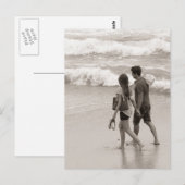 Jonge koppels die op het strand lopen briefkaart (Voorkant / Achterkant)