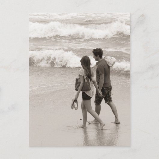 Jonge koppels die op het strand lopen briefkaart (Voorkant)