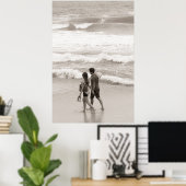 Jonge koppels die op het strand lopen poster (Thuiskantoor)