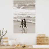 Jonge koppels die op het strand lopen poster (Keuken)