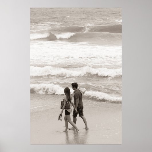 Jonge koppels die op het strand lopen poster (Voorkant)