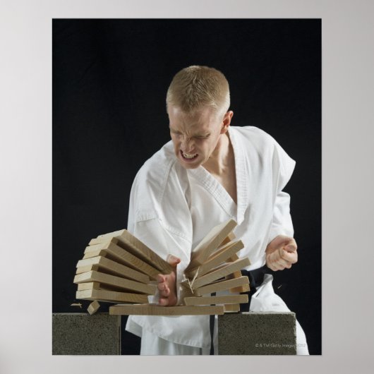 Jonge mannen breekborden met karaatklap op poster (Voorkant)