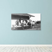 Jonge Mannen die op een Mule Wagon zingen Canvas Afdruk (Insitu (Houten vloer))