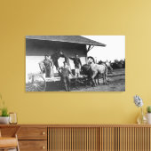 Jonge Mannen die op een Mule Wagon zingen Canvas Afdruk (Insitu (Woonkamer))