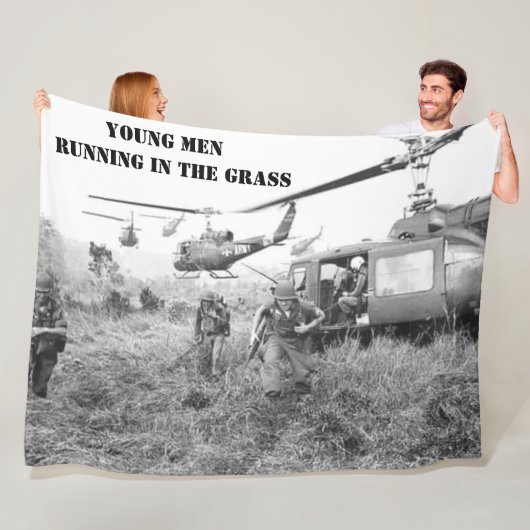 JONGE MANNEN IN DE GRAS FLEECE DEKEN (In situ)