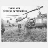JONGE MANNEN IN DE GRAS FLEECE DEKEN (Voorkant (Horizontaal))