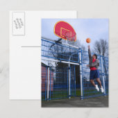 Jonge mannen spelen basketbal in de openlucht briefkaart (Voorkant / Achterkant)