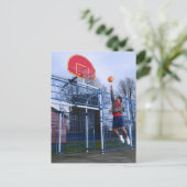 Jonge mannen spelen basketbal in de openlucht briefkaart (Staand voorkant)