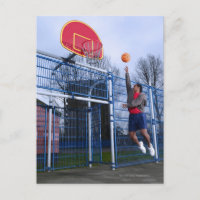 Jonge mannen spelen basketbal in de openlucht