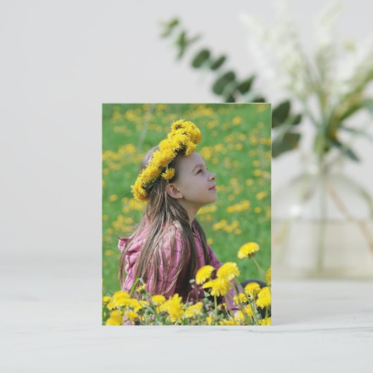 Jonge meid in de zomerdag. briefkaart (Staand voorkant)