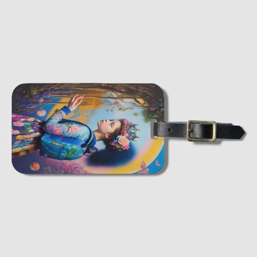 Jonge meid in het bos met rugzak bagagelabel (Voorkant (horizontaal))