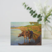 Jonge meid met briefkaart van buffels (Staand voorkant)