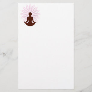 Jonge meisje dat yoga oefent briefpapier