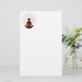Jonge meisje dat yoga oefent briefpapier (Staand voorkant)