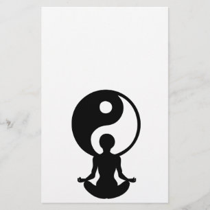 Jonge meisje dat yoga oefent flyer