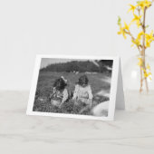 Jonge Meisjes die de Foto van Amerikaanse Kaart (Gele Bloem)