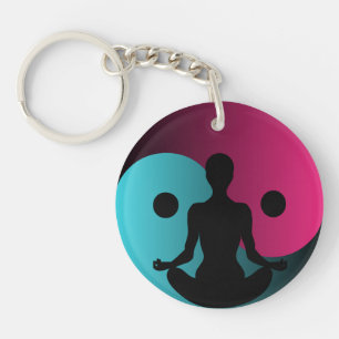 Jonge meisjes oefenen yoga uit voor Yin-Yang-teken Sleutelhanger