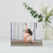 Jonge meisjesgymnast die haar vloer beoefent briefkaart (Staand voorkant)
