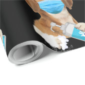 Jonge mensen die hun gezichtsmasker dragen cadeaupapier (Rol Hoek)