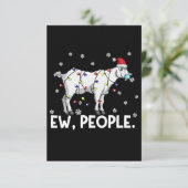 Jonge mensen krijgen cadeautjes voor schamele geit RSVP kaartje (Staand voorkant)