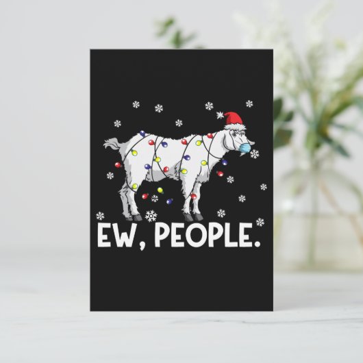 Jonge mensen krijgen cadeautjes voor schamele geit RSVP kaartje (Staand voorkant)