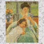 Jonge moeder naai door Mary Cassatt,  kunst Legpuzzel<br><div class="desc">Young Moeder Sewing (c. 1900) van Mary Cassatt is een impressionistische kunstschilderij. Een meisje, haar dochter, leunt op haar schoot. Een vaas met bloemen ligt op een tafel achter hen. Een moeder die wat kleren aan doet met een kind. Over de kunstenaar: Mary Stevenson Cassatt (1844-1926) was een Amerikaanse impressionistische...</div>