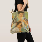 Jonge moeder naai door Mary Cassatt,  kunst Tote Bag (Dichtbij)