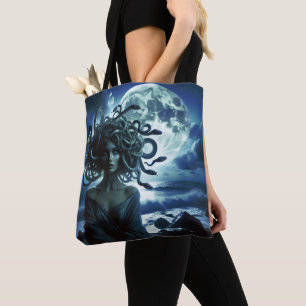 Jonge mooie Medusa bij de maan en oceaan Tote Bag