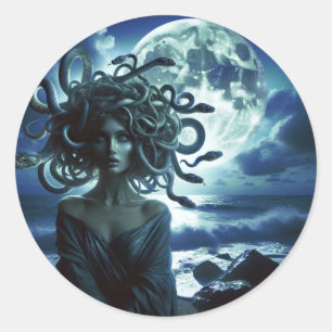 Jonge mooie Medusa bij de Maan & Oceaan Ronde Sticker