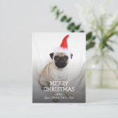 Jonge mopshond met kerstmuts feestdagenkaart (Staand voorkant)