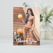 Jonge Native American poseert op houten muur Bedankkaart (Staand voorkant)