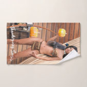 Jonge Native American poseert op houten muur Handdoek (Handdoek)